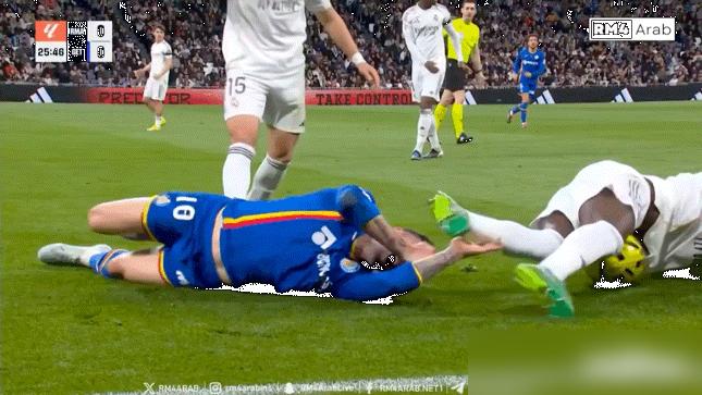 综合格斗台严禁膝击倒地对手，但有人在顶级足球联赛的草皮上，一记飞膝硬生生砸向对手