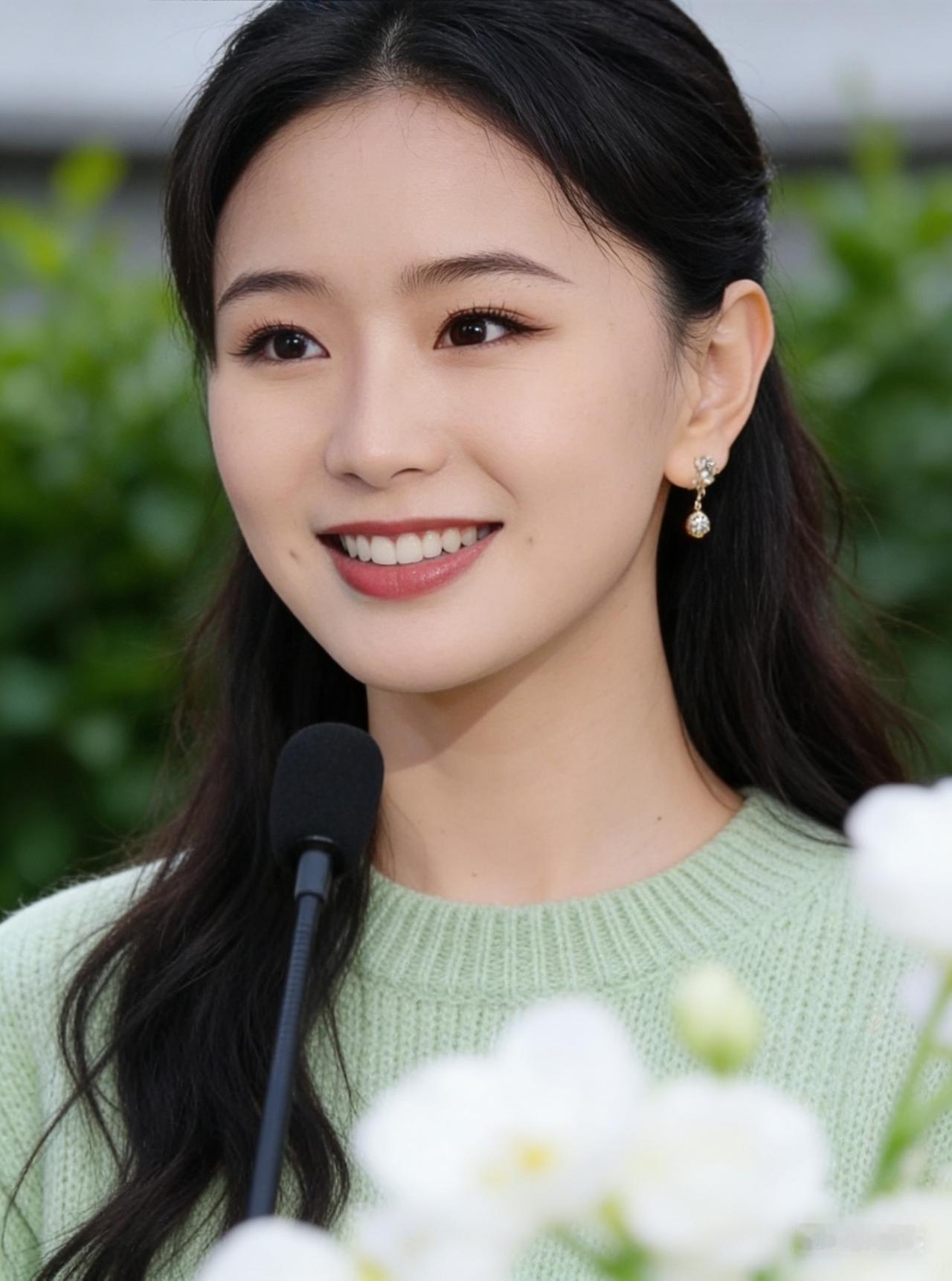 总有人问我
哪句话
撑你走过最难的路
 
不是轰轰烈烈的誓言
不是遥不可及的梦想