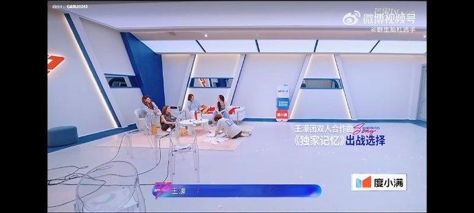 在浪姐看到了女性彼此扶持的样子浪姐直播比起舞台胜负我更爱这份温柔，姐姐们互相托举