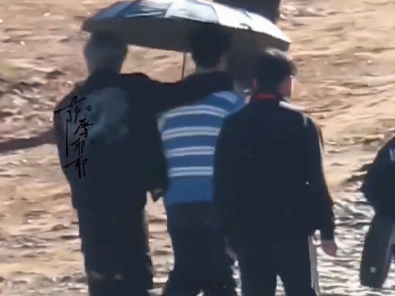 刘耀文黄晓明撑伞热聊 就是说一时间不知该羡慕谁了呐。刘耀文和黄晓明在综艺《宇宙闪