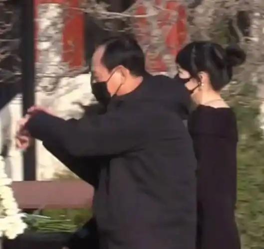 婚变传闻不攻自破！唐嫣全程陪伴罗晋送公公，累到搀扶仍不离不弃！

11月23日，