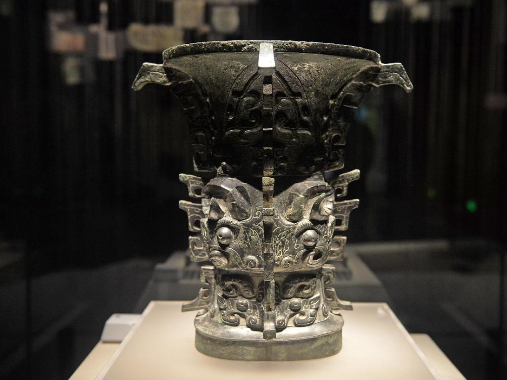 1975年，一顶铜樽正要被送往日本展览，装箱前，专家马承源出于热爱，伸手在内部摸