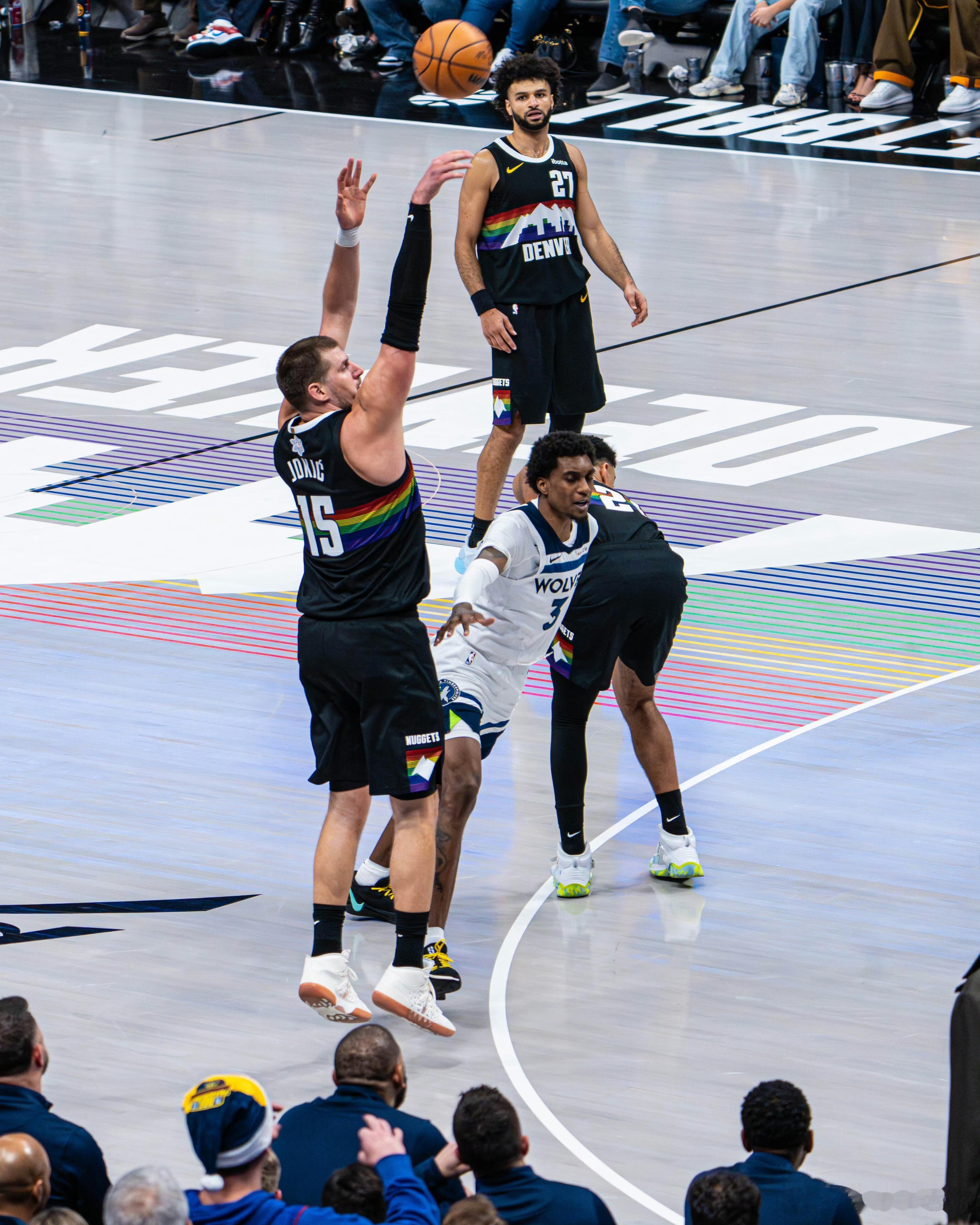 约基奇超豪华三双NBA圣诞大战最后一场，掘金加时战胜森林狼。掘金队球星约基奇出场