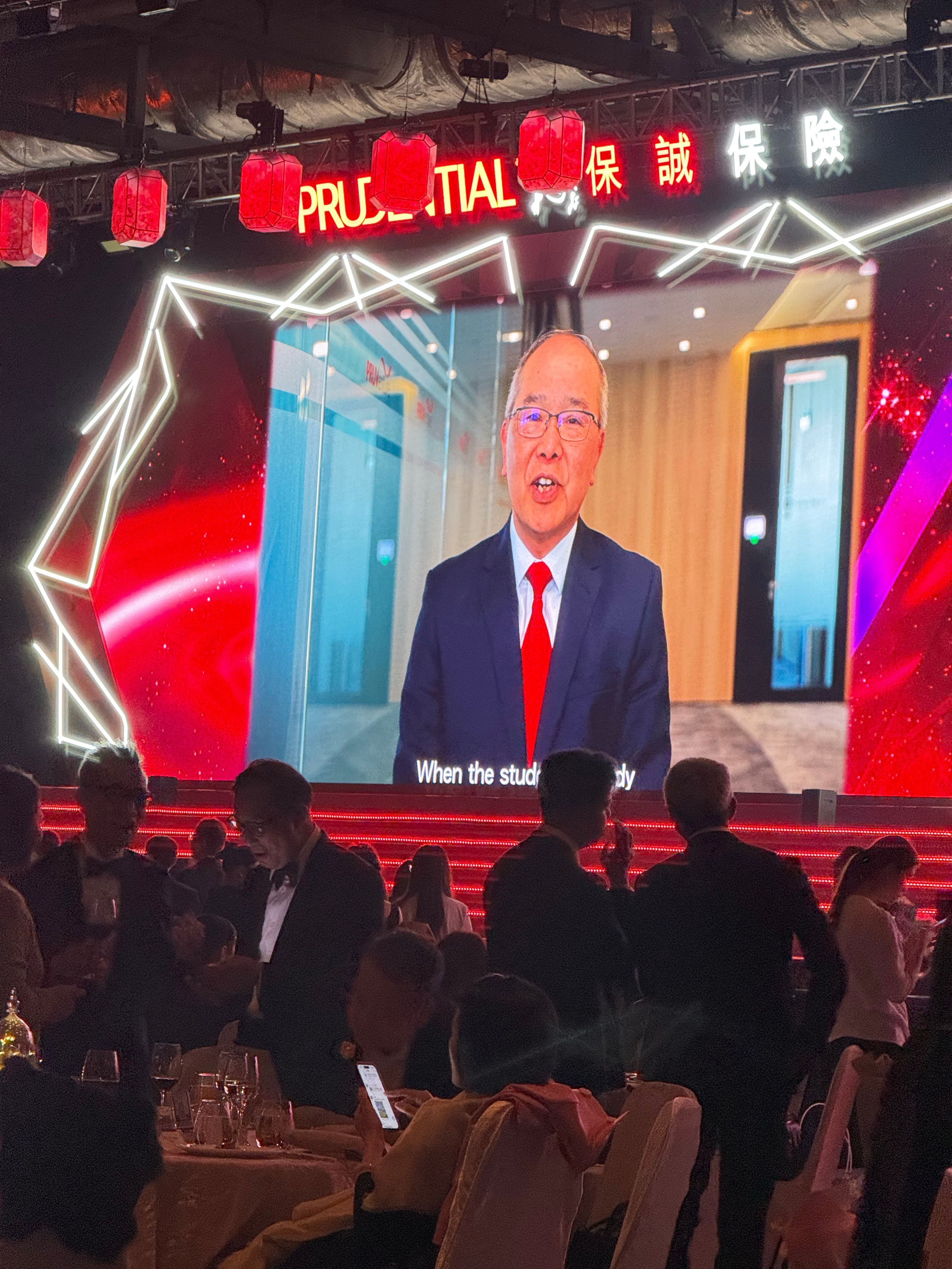来亚洲博览馆参加整个公司的庆功晚宴，恭喜我们大团队得了公司销售前二大奖。（惊喜的