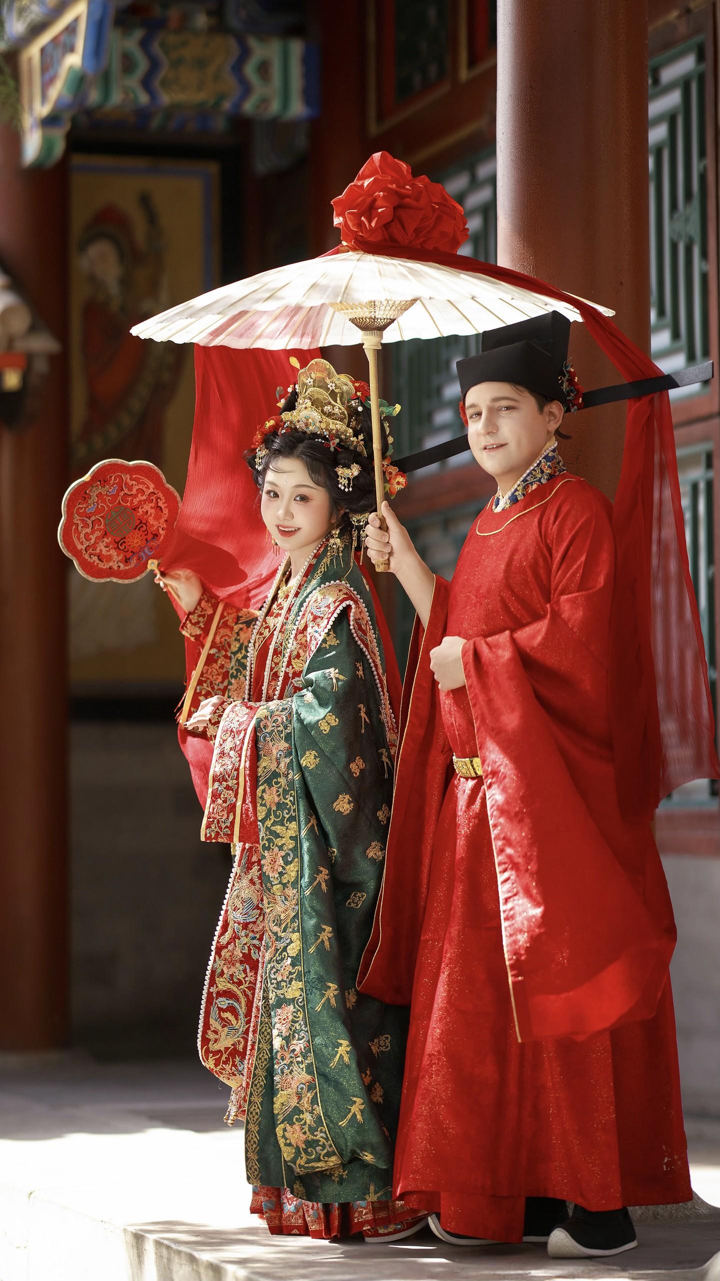 “圆我一场国风婚礼梦”。客妹和她的外国老公