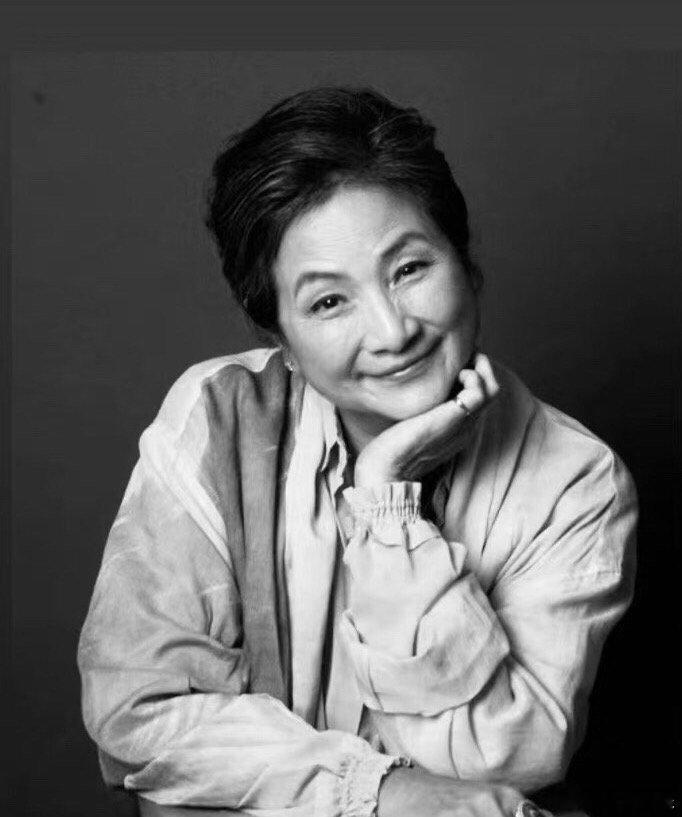 #郑佩佩去世#今天打开微博是真的很心痛啊，因为侠女郑佩佩永远的离我们而去了。老师