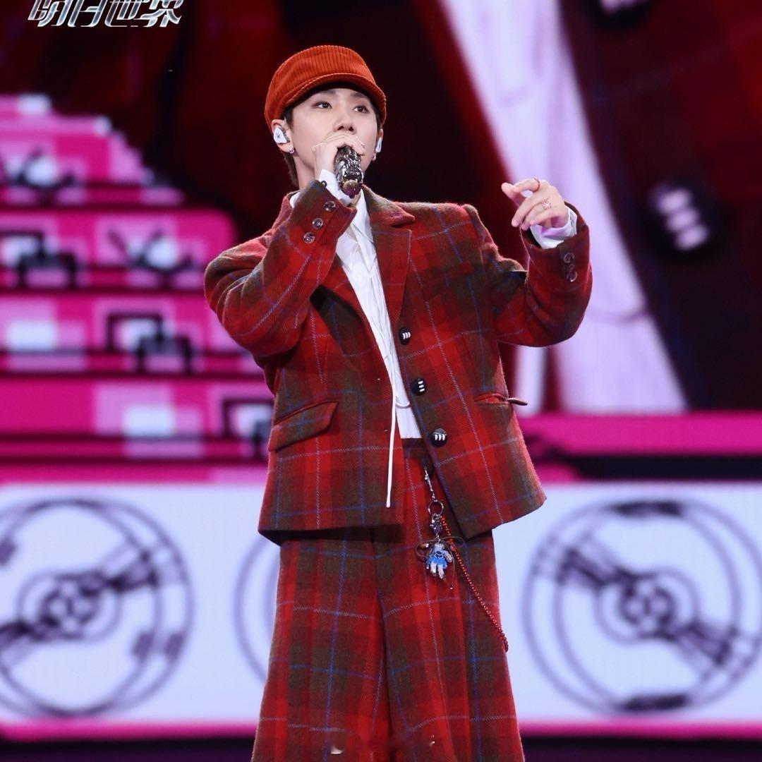 港媒称汪苏泷演唱会座无虚席实打实交出亮眼成绩单！座无虚席不是噱头，万人合唱声浪震