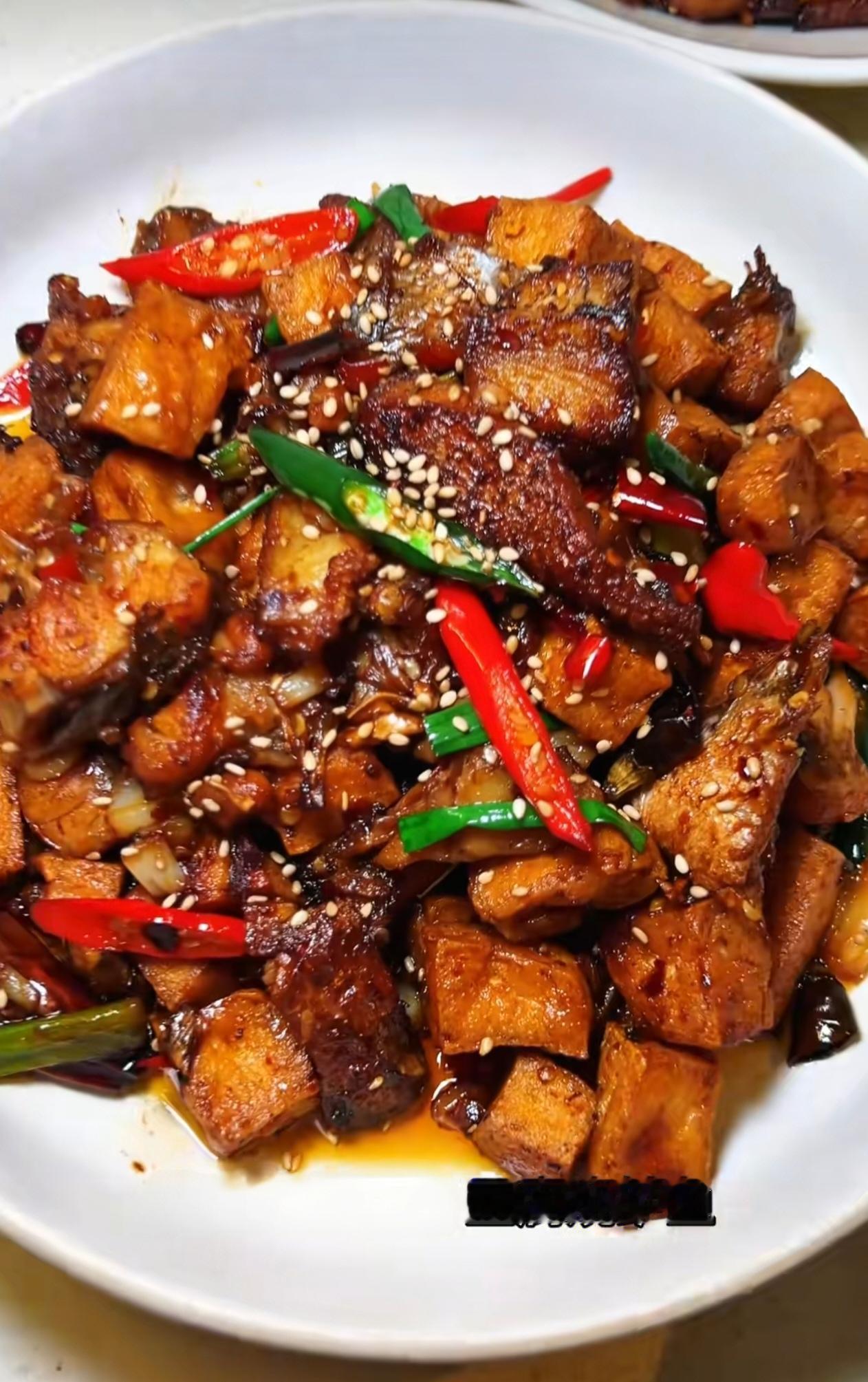 闺蜜晒出她老公做的午饭，瞬间羡慕了

这一桌家常菜香到心坎里，冷吃麻辣肉干、泡椒