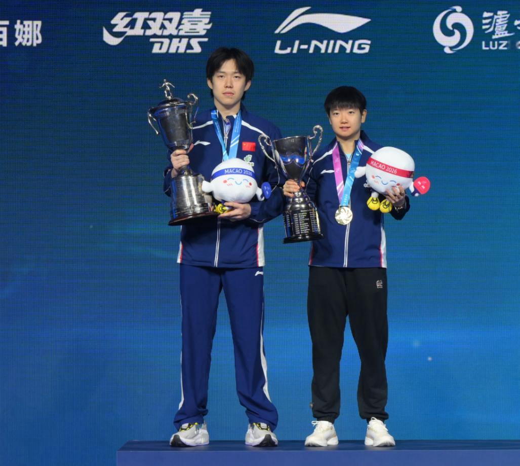 再度相逢！孙颖莎和王楚钦一起捧起奖杯，没想到一件小事争吵2次。

2026年新加