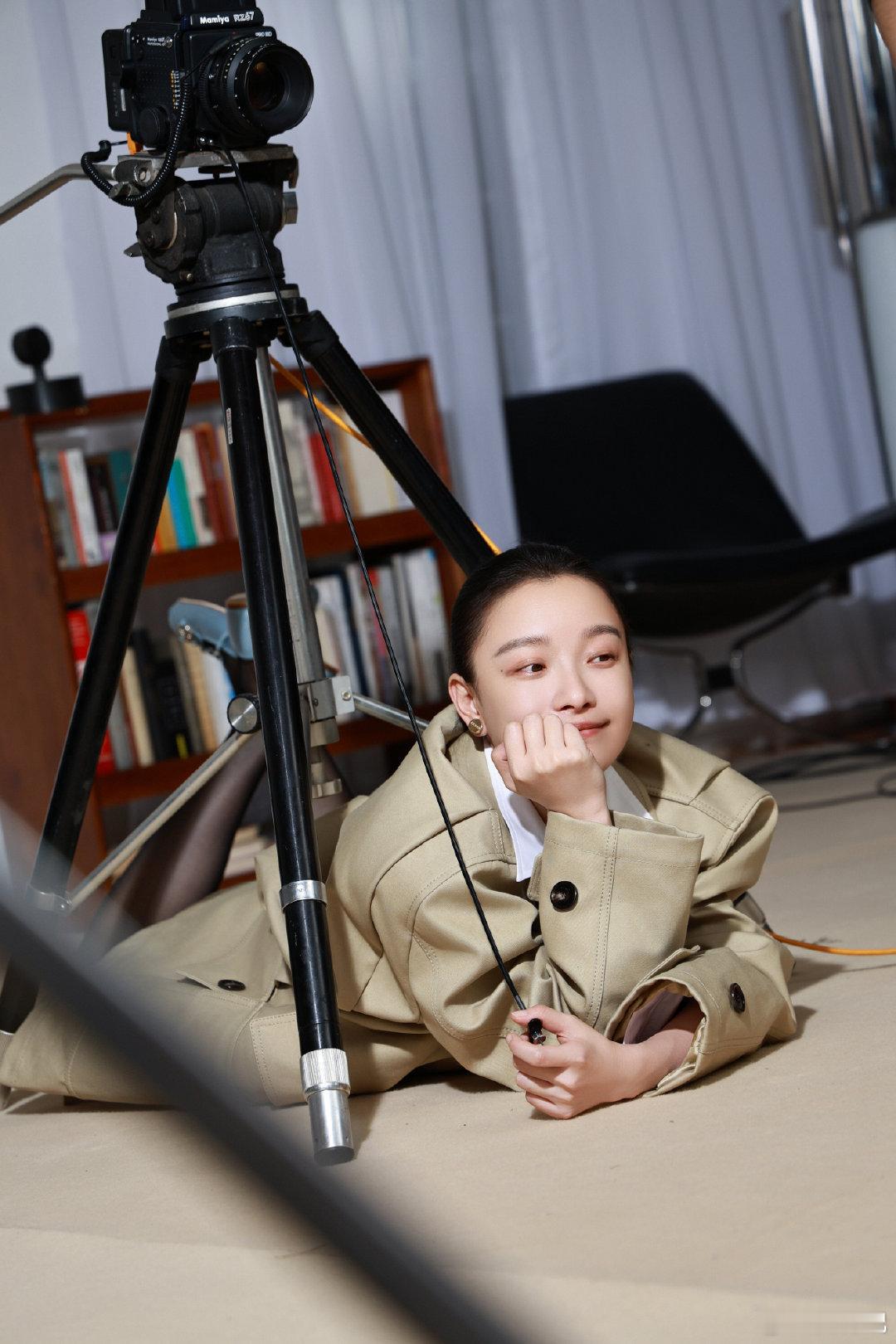 倪妮给自己拍了组封面 《T》中文版11月刊封面发布！她在相机前按下镜里自己不同的