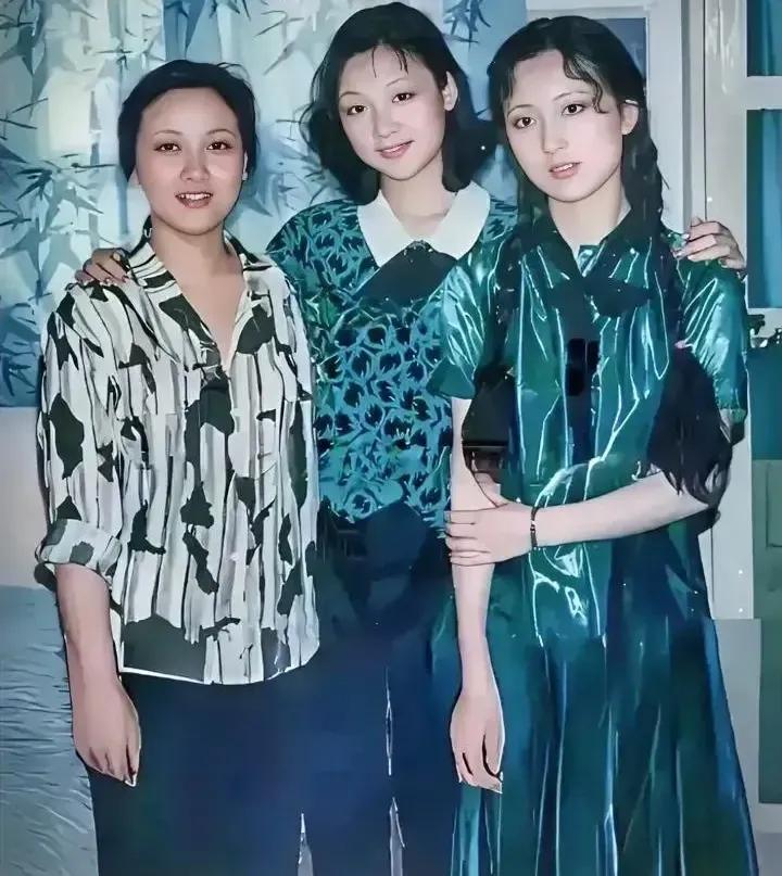邓婕陈晓旭都比不上中间这一位会打扮。邓婕，陈晓旭同框，不说长相，不说身高，也不说
