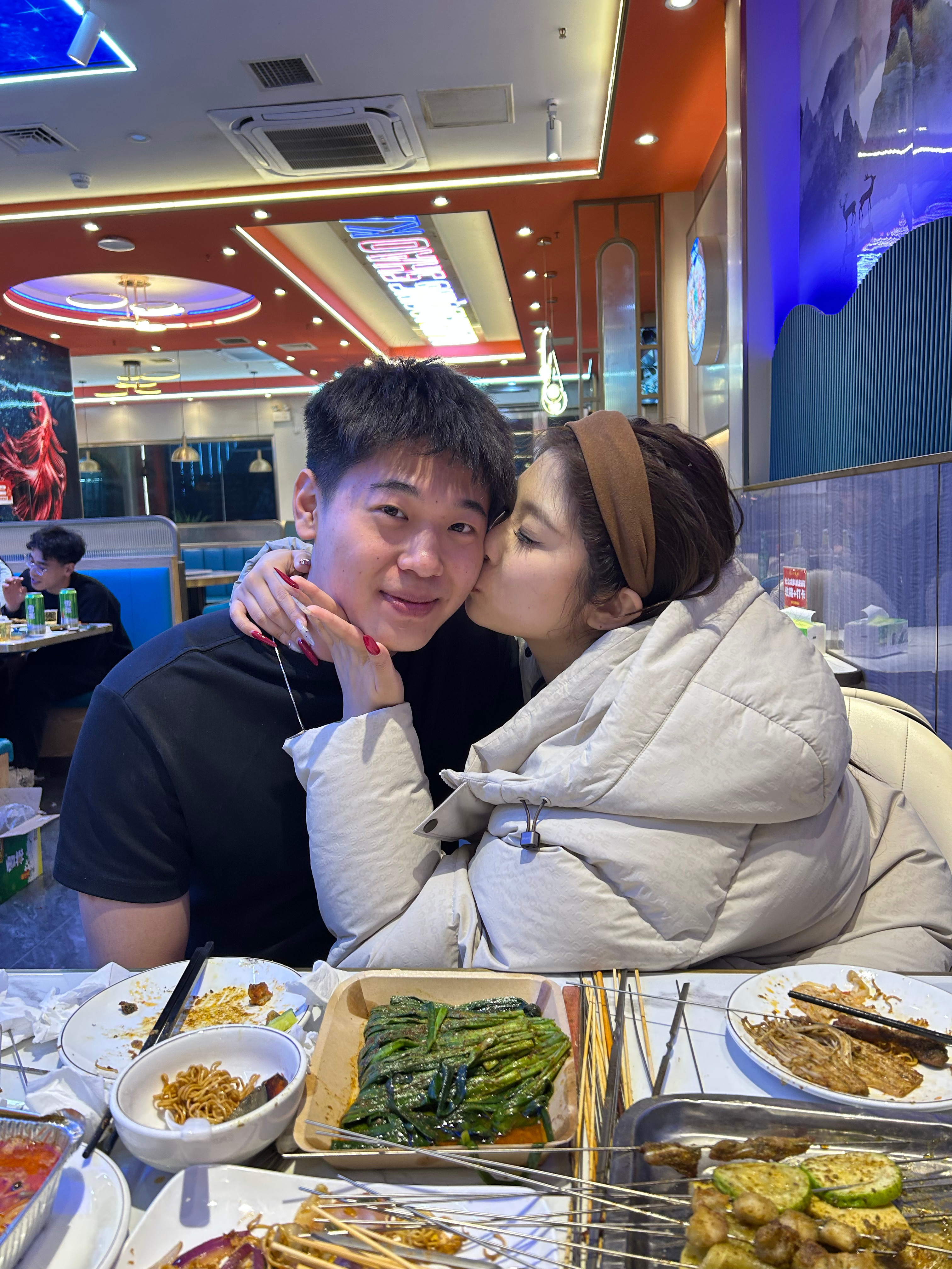 谢谢你带我出去玩 给我拍漂亮的照片 把我喂的饱饱的 情绪好好的 和你在一起我很幸