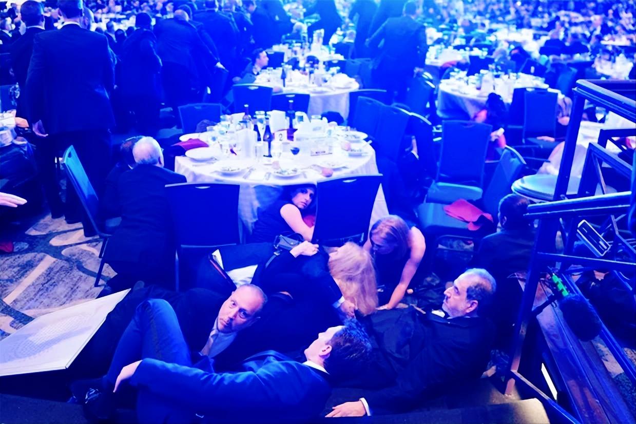 突发，枪手强闯白宫记者晚宴，与特勤人员交火，特朗普夫妇紧急从讲台撤离，现场政要卧