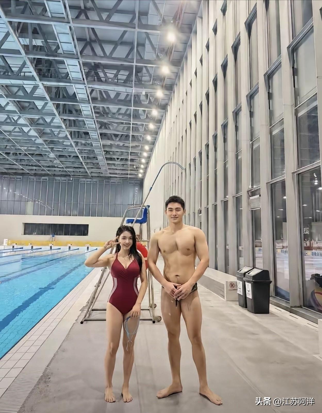 这才是健康的美
    一对男女游泳运动员在游泳馆的照片，令人羡慕。女生身姿匀称