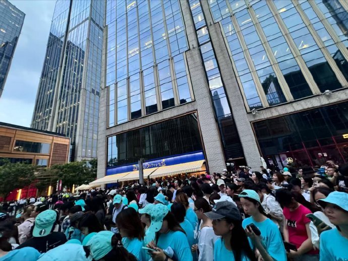 刘雨昕人气太超过了 刘雨昕在上海线下活动展览的白色短外套套装造型，让 All W