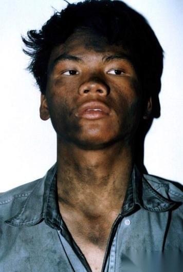 2004年3月15日晚的三亚，当蓬头垢面的马加爵被按倒在地时，没有挣扎，没有辩白