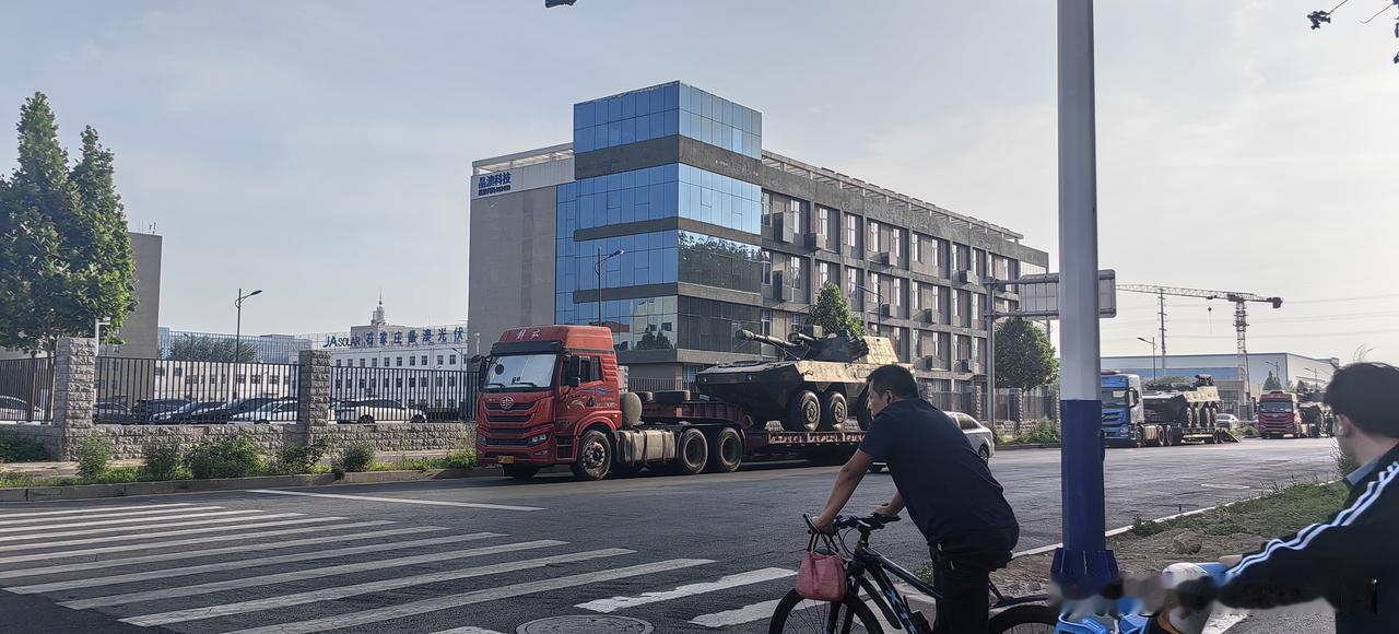 下班路上，偶遇“国之重器”！这些钢铁巨兽可比那些花里胡哨的“跑车”强多了😎瞬间