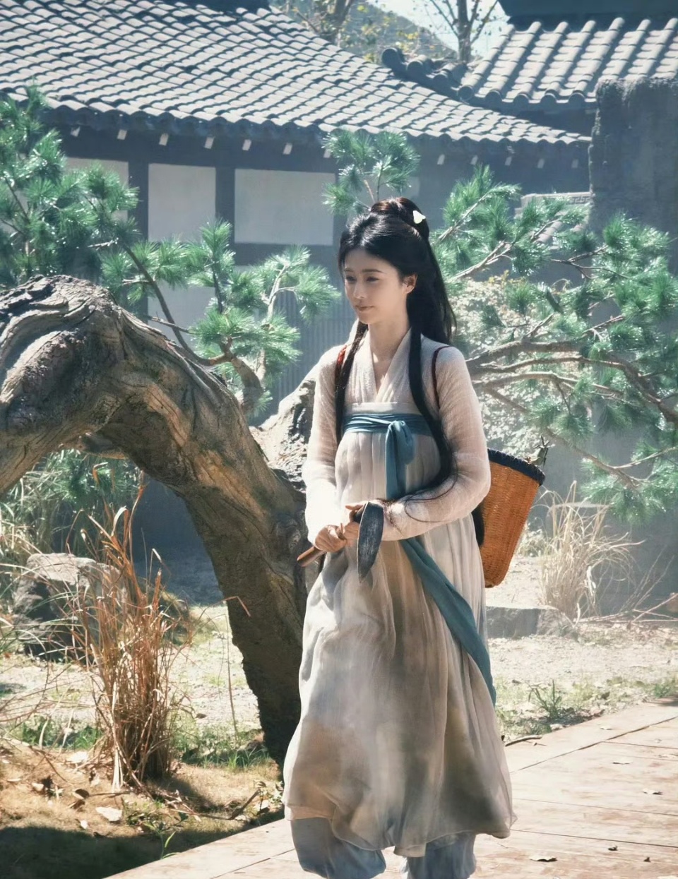 我记得莫离的采访时候白鹿说了，是剧组找的周深，不是她。不过确实是挺有缘分的，期待