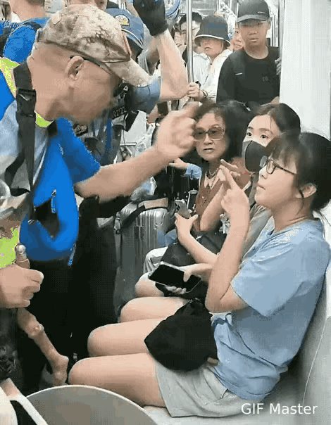 大爷强行让女学生让座，对此你怎么看？ 