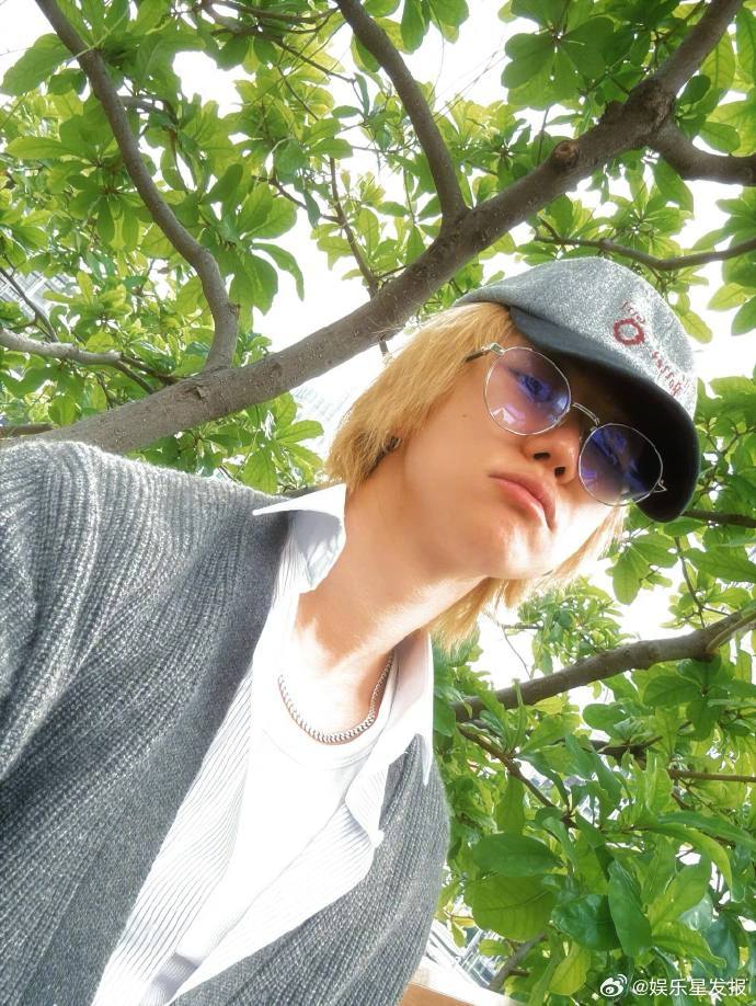 被徐明浩请吃饭了网友韩国餐厅吃饭偶遇徐明浩。进来的时候打招呼，走的时候给签名还给