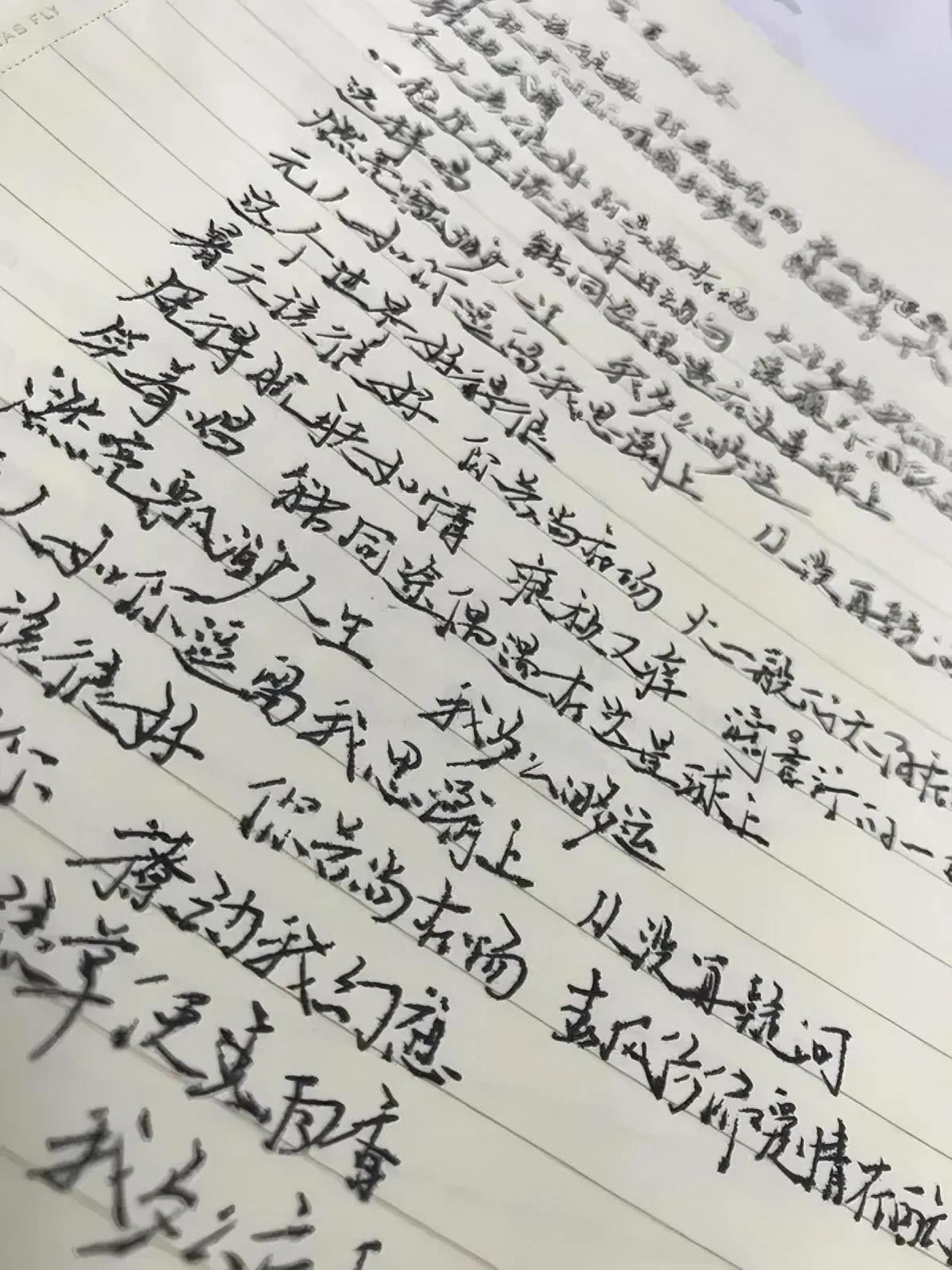 有时候听歌，真的会每步都踩在歌词心碎点上。就像想起窦唯，曾经他在黑豹乐队时，《无