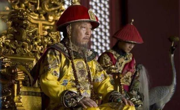 乾隆年间，有个进士参加殿试，他刚说完自己的姓氏，没想到乾隆立刻愤怒地说道："把他