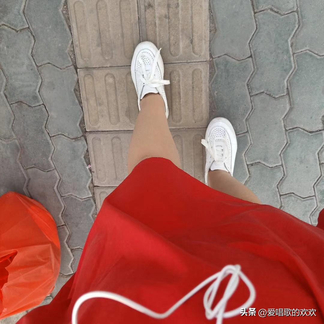 53岁的人了，还喜欢穿这些花花绿绿的衣服，最喜欢穿红色，正常吗？