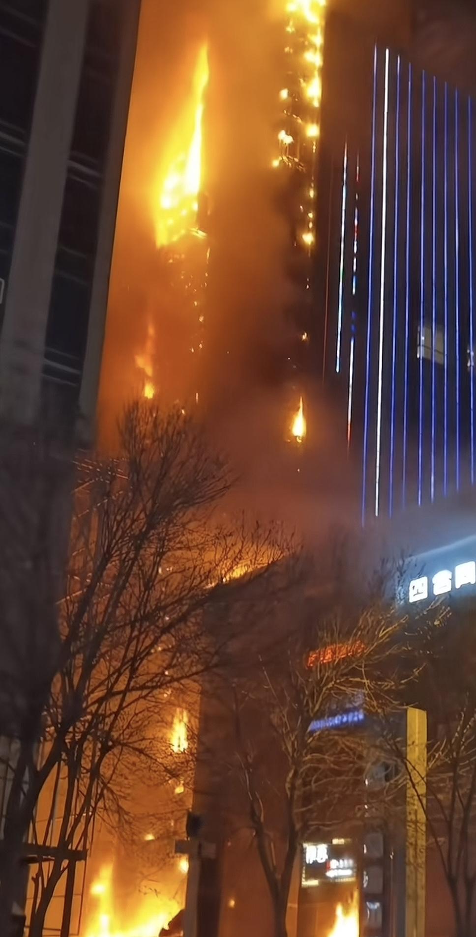 这高楼大厦发生火灾是真的吓人，一开始的时候就一点火大，没想到一下就烧到整个大厦。