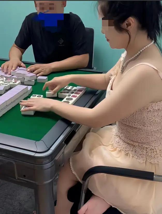 同归于尽。贵州惠水一位女士，10月1号跟三个男的去麻将馆打麻将。打着打着她就觉出
