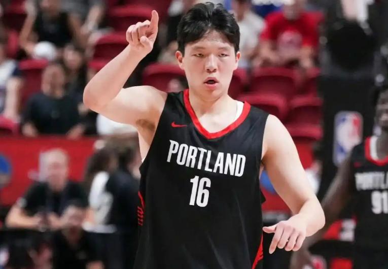 NBA季前赛，开拓者对阵爵士的比赛中，出现了非常奇葩的一幕。杨翰森今天完全打破了