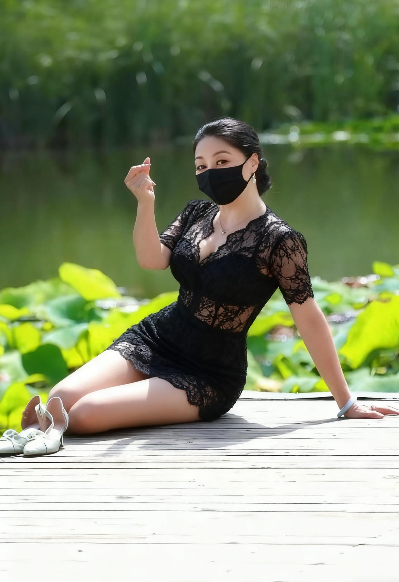冬日暖阳，一切正好。
随手拍的最美荷花。 为什么中年女性喜欢拍风景?
