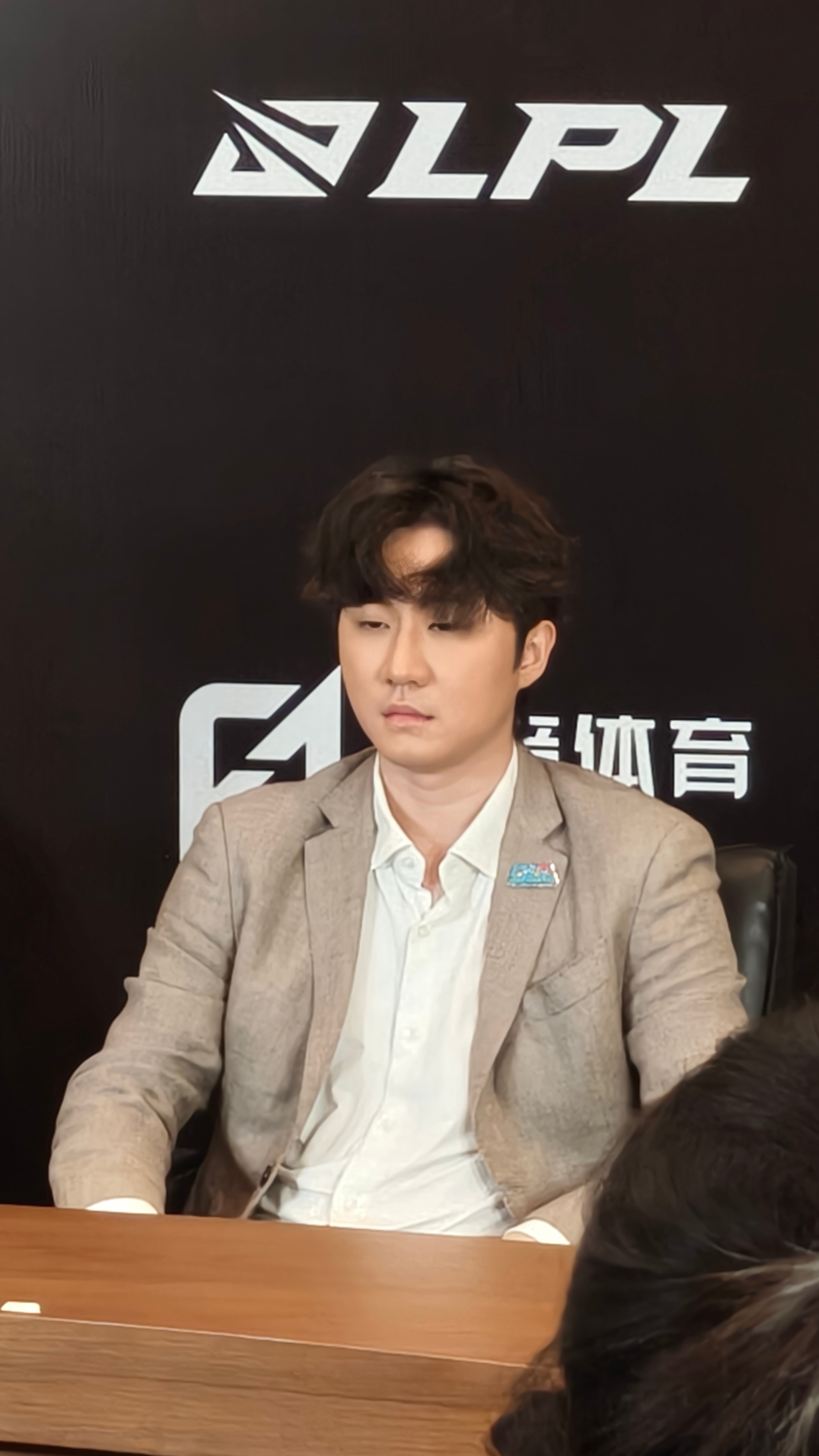 ❤️形刘海Daeny在群访里发呆。blg战胜alblg对战al2026lpl第二