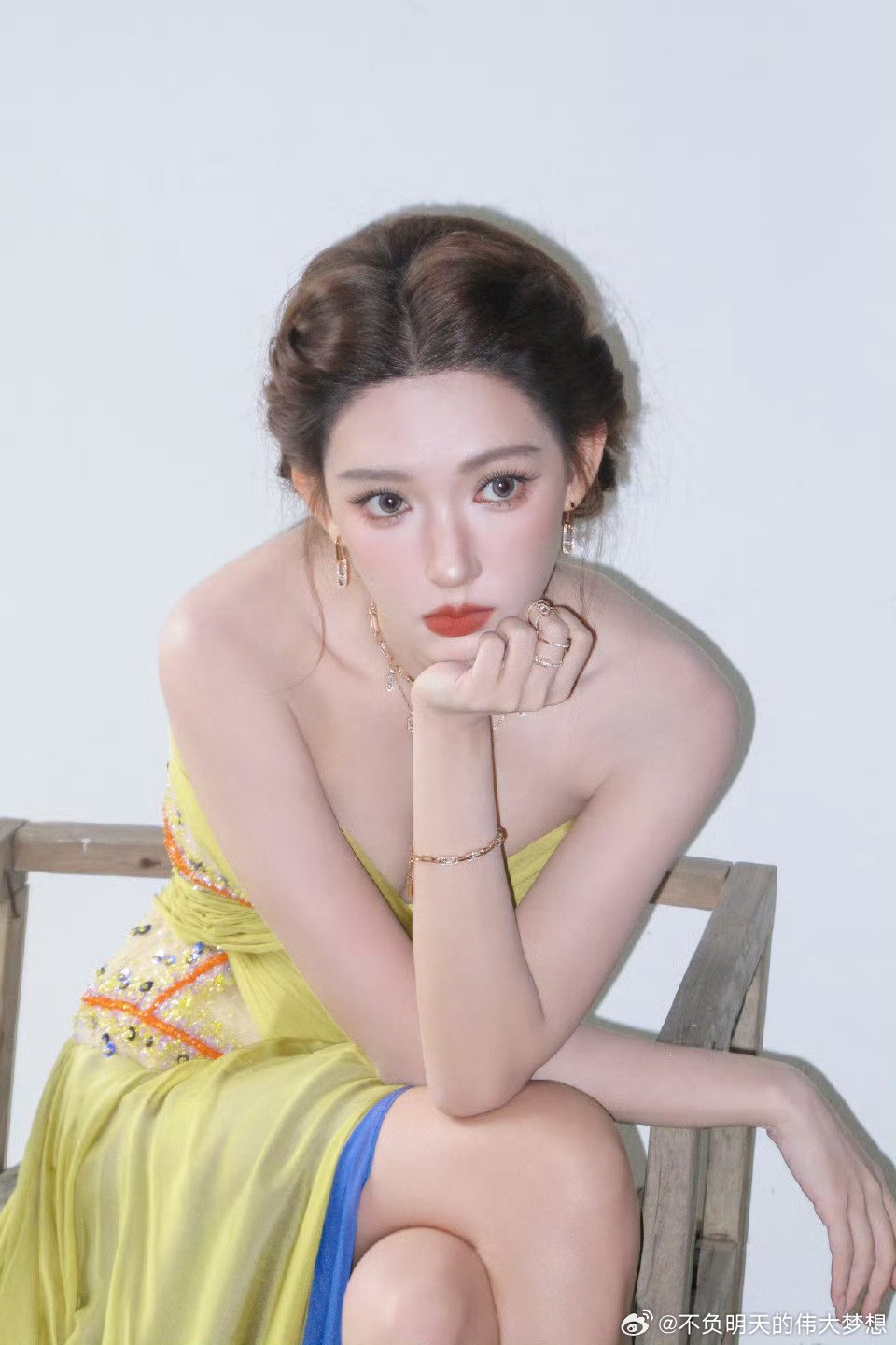 程潇红毯 今晚的程潇鲨疯了，金色抹胸长裙搭配典雅盘发，建模怪就这样用美貌制霸全场