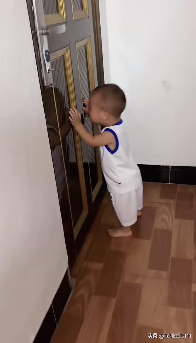 今天一位同事跟我说了一件烦心事：
她和老公有个两岁半的儿子，一家三口跟婆婆住在一