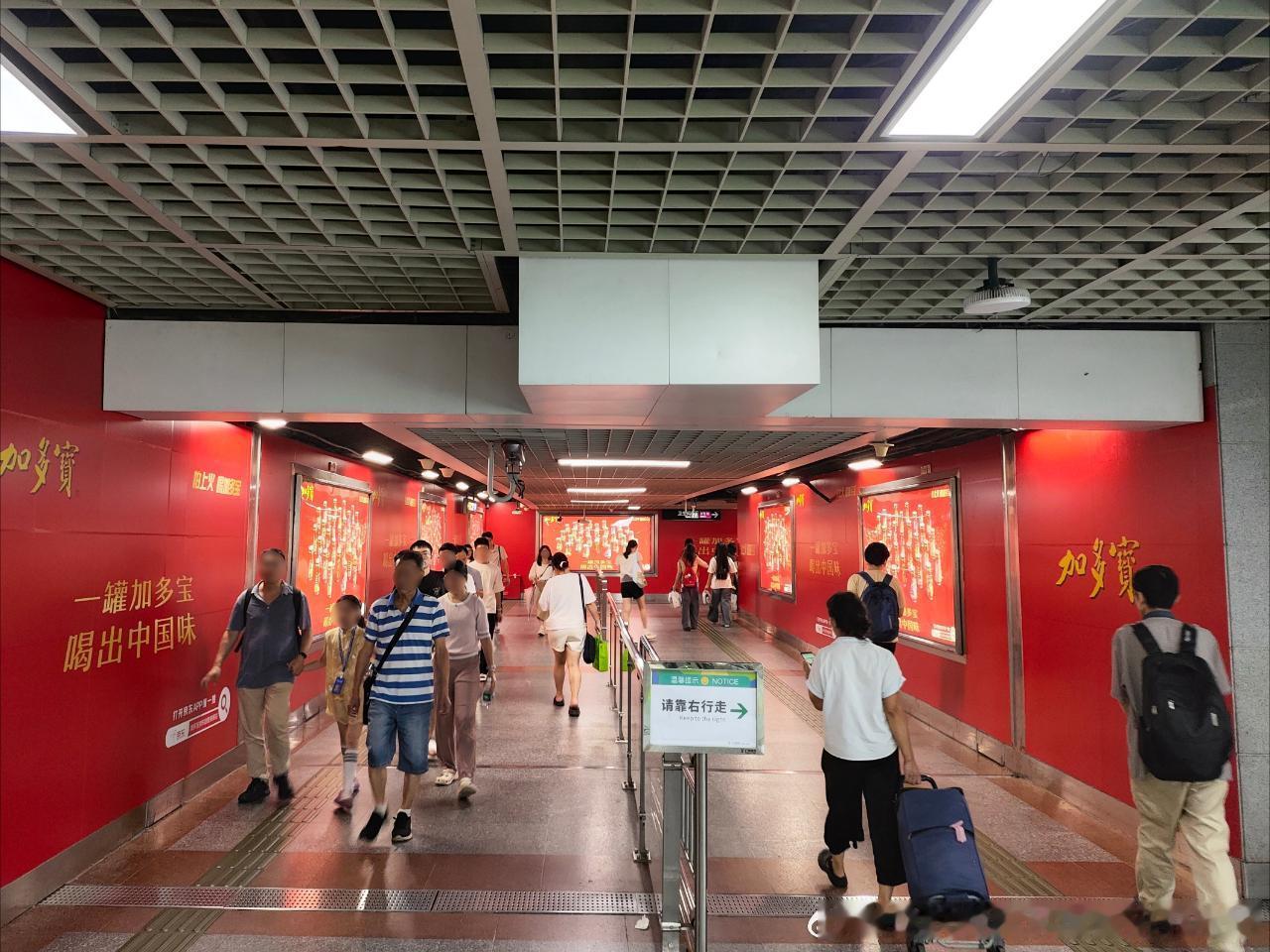 广州地铁网友：2026年7月4日（周六，广州阴有中到大雨，25-30℃）广州地铁