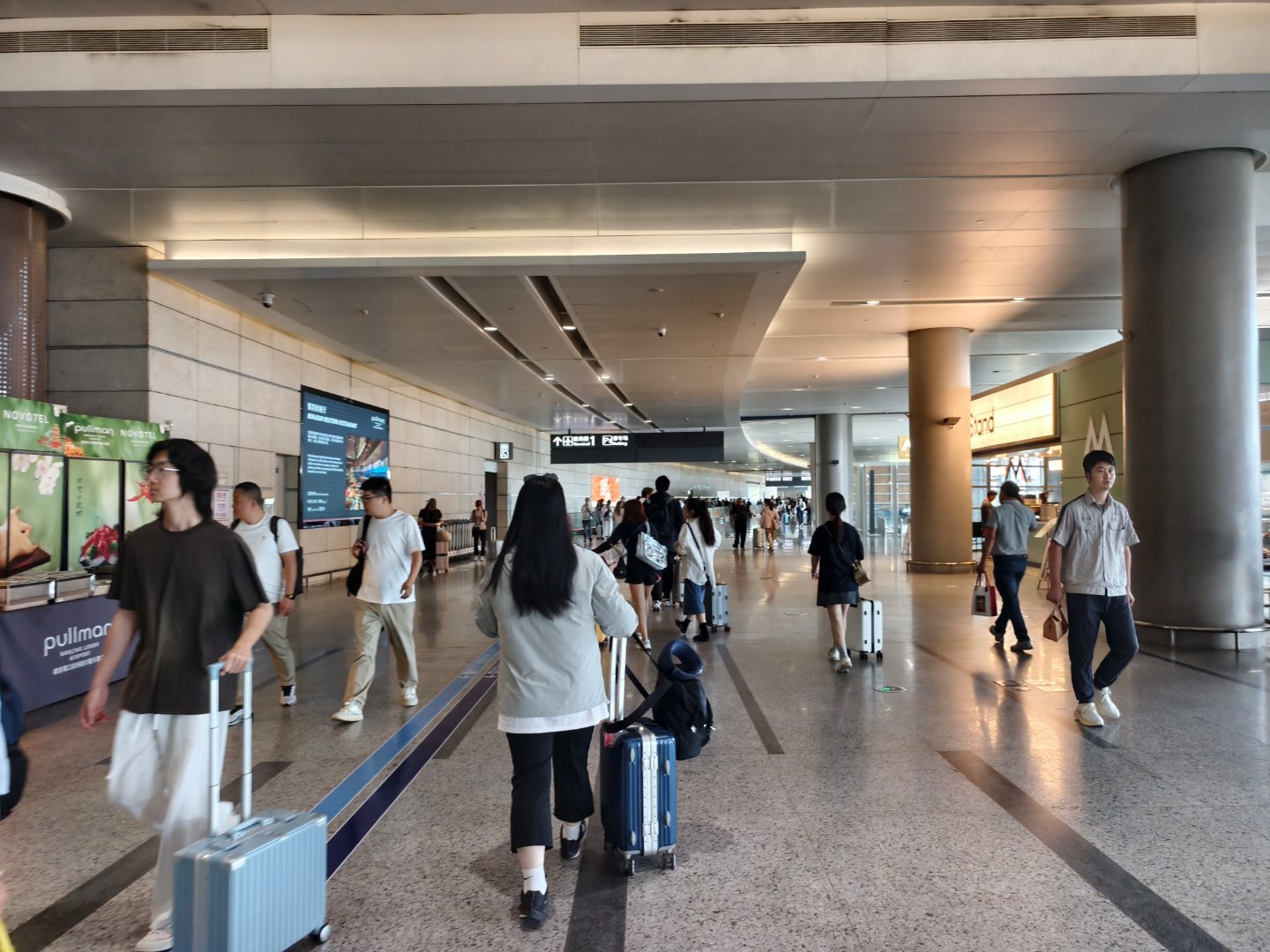也算是熙熙攘攘吧，主打一个客流适中舒适~