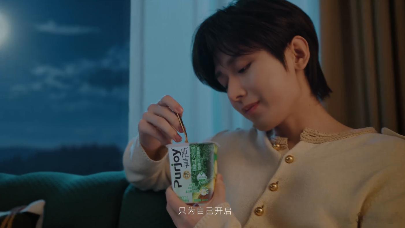 成毅的独处仪式感 拿一本书，拧开一杯妈妈早已准备在冰箱中的纯享果蔬杯，窝进沙发。