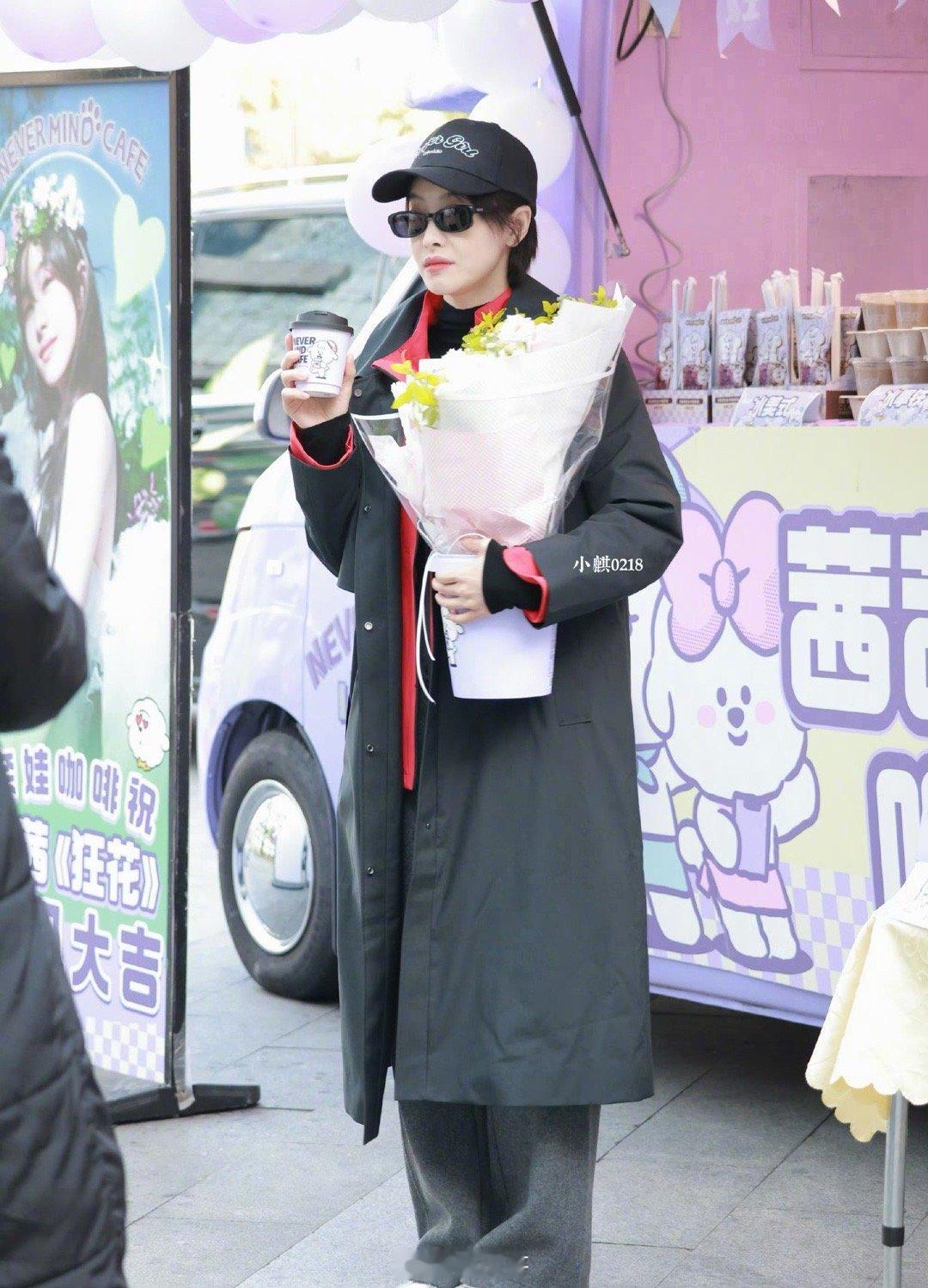 宋茜狂花开机造型又是被宋茜的御姐范儿圈粉的一天呐，宋茜新剧《狂花》今日开机，墨镜