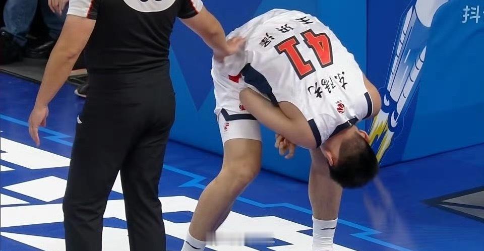 今日份小老虎：王洪泽4分3篮板1抢断，陈家政3篮板1抢断。宁波男篮vs广东男篮广