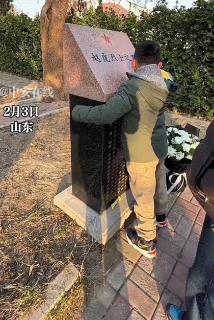 看哭了，山东，一妈妈带着两孩子，第一次去给去世6年的烈士爸爸扫墓，不料去的路上孩