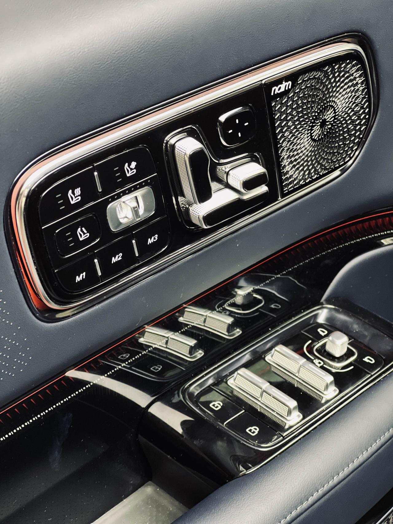 极氪9X上市以这个价格目前能卖到这个量是出乎个人预料的。也包括今年的领克900。