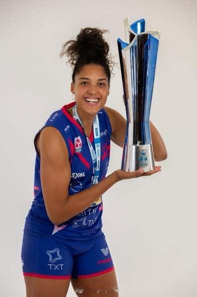 排球转会动态 12月1日，意甲米兰宣布与荷兰外援普拉克分道扬镳。 