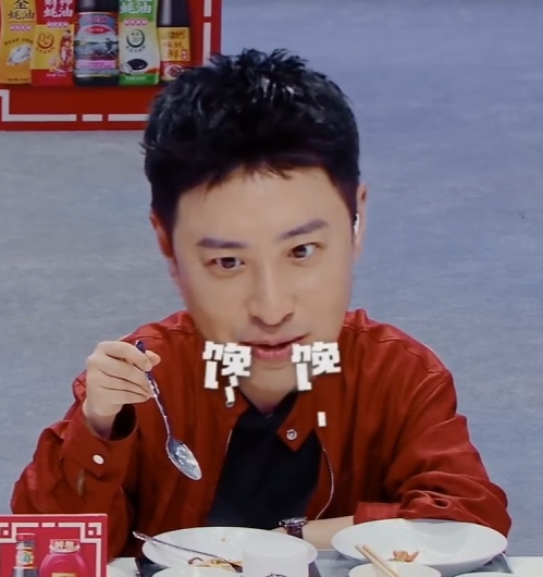 潘玮柏吃到被导演紧急叫停 品尝各种各样的美食，这节目简直录到潘帅心里去了[喵喵]