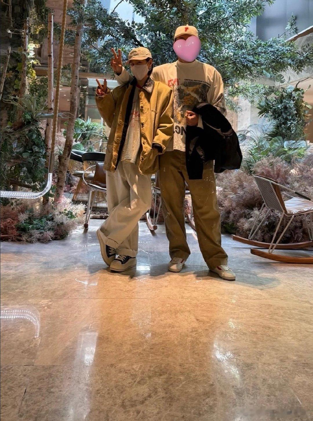 儿子帮孙艺珍玄彬拍照儿子镜头里的玄彬孙艺珍 儿子帮孙艺珍玄彬拍照，夫妻俩对着镜头