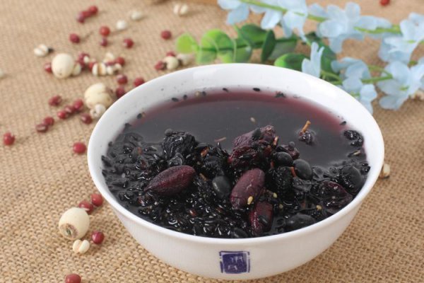 多吃黑色食物真的可以预防白发吗？中医认为“肾藏精，其华在发”，而黑入肾，黑色的食