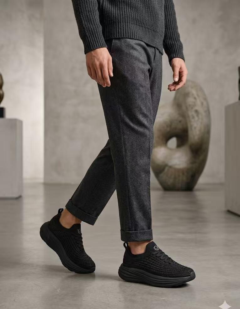 它收束了黑的压迫，稀释了白的刺眼，在喧嚣中划出一寸冷静的自留地。
深灰织面藏着千