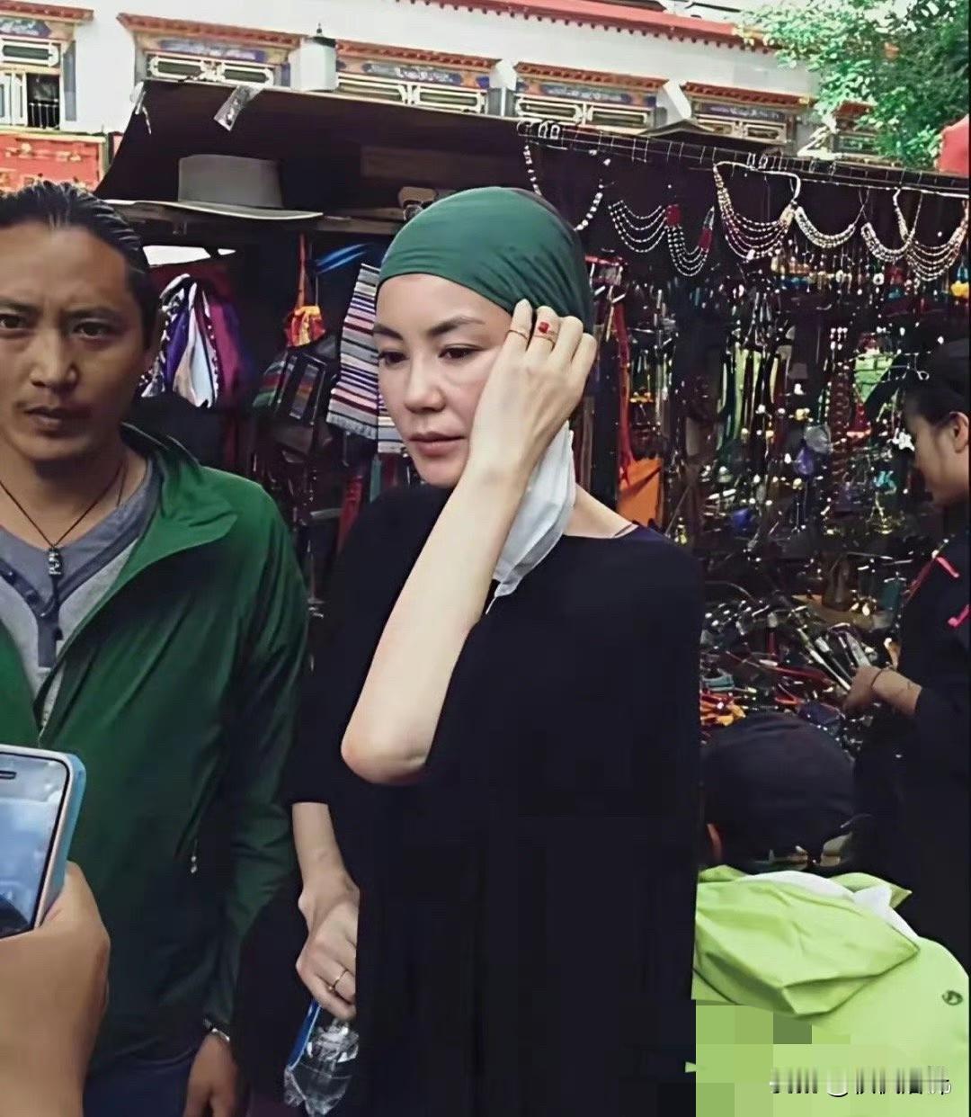 王菲独自一人现身西藏
这身打扮怎么样？