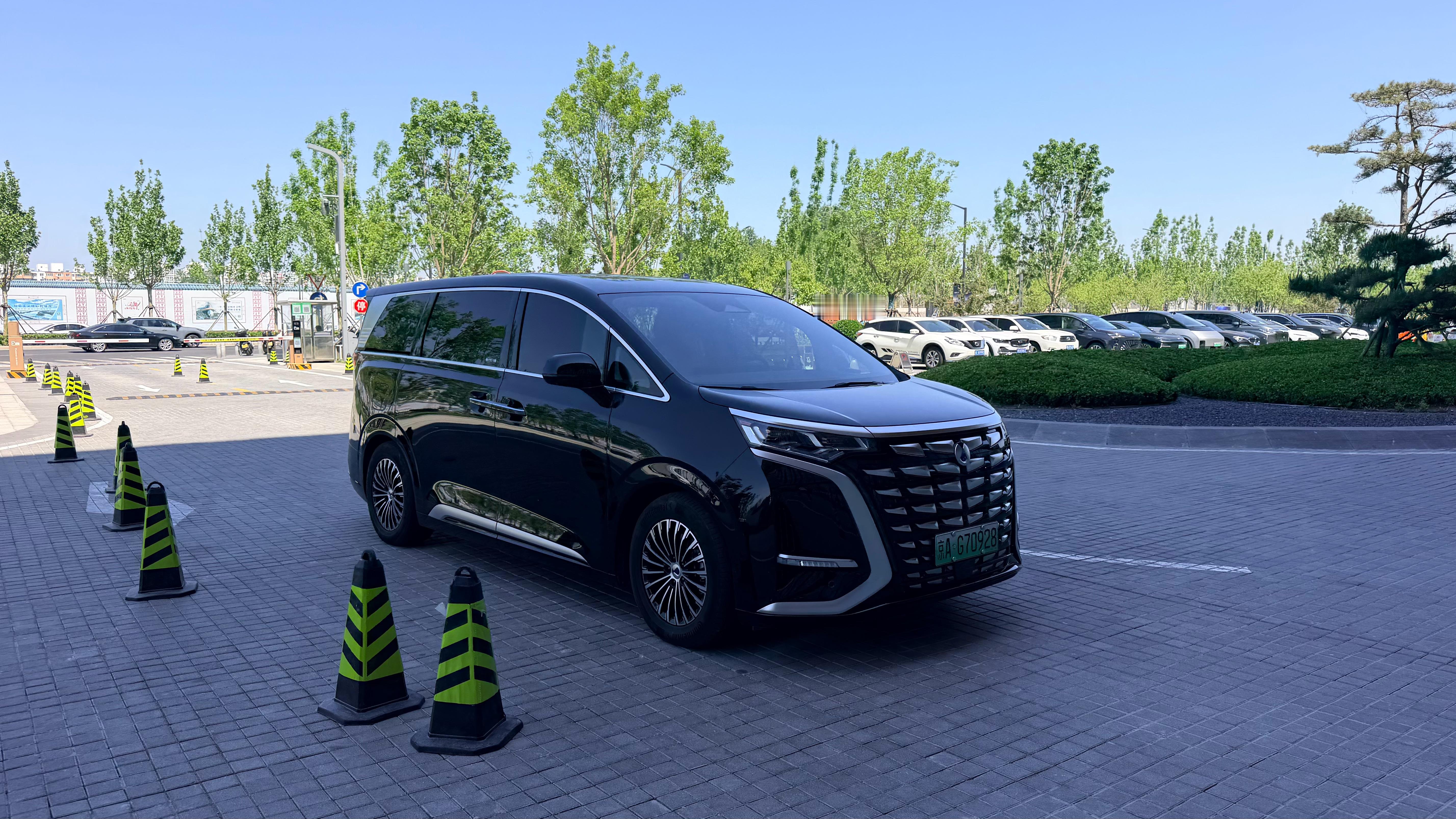 目前的新能源商务 MPV 还是得看腾势 D9 