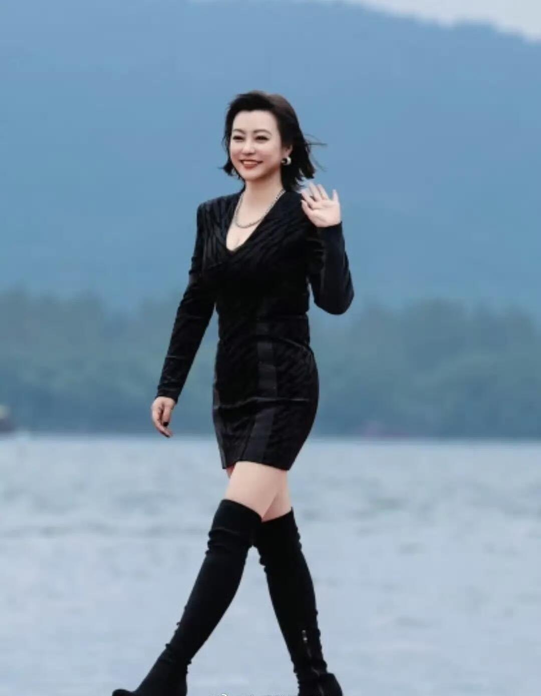摄影师太会抓拍了，要点个赞，把身高167的郝蕾拍成了170即视感，一眼看过去都是