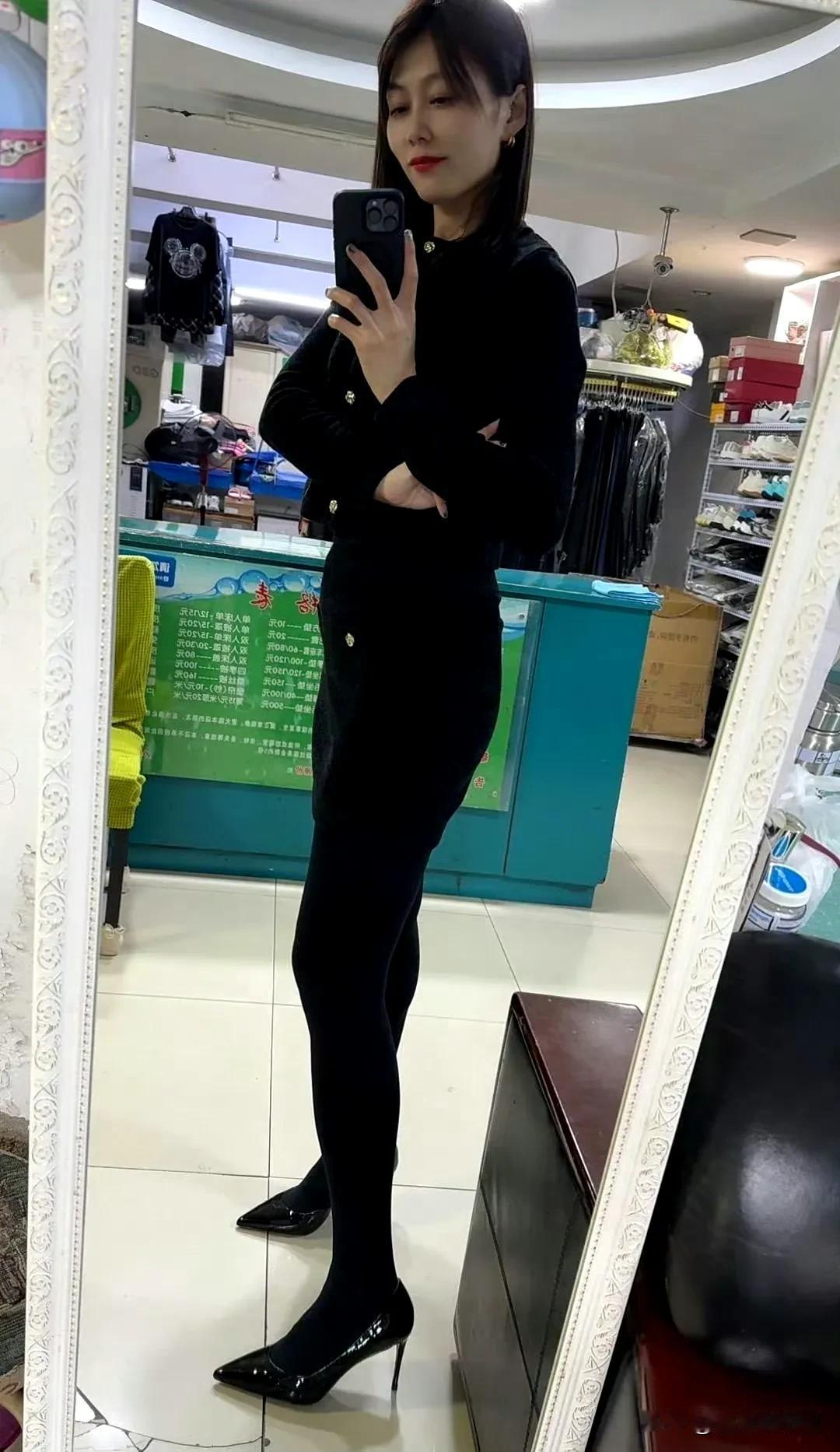 今天去洗衣店把秋天的大衣和冬天的棉服洗了洗，结果发现人真的好多，我有点洗晚了，最